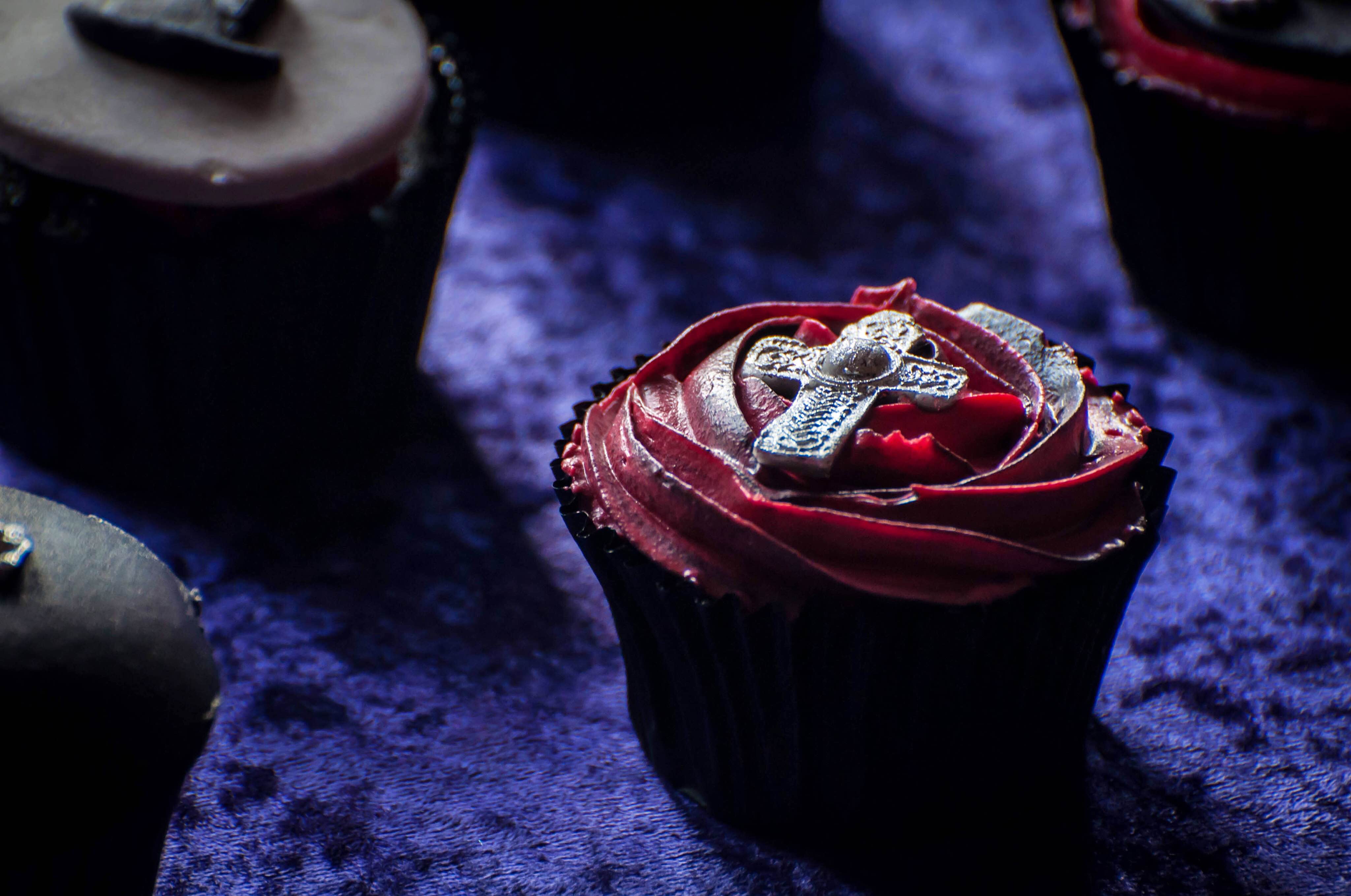 delights-by-cynthia-have-created-these-gothic-cupcakes-azaria-magazine
